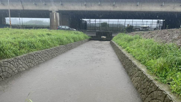 桃園市強(qiáng)降雨臺(tái)61線草漯路段淹水