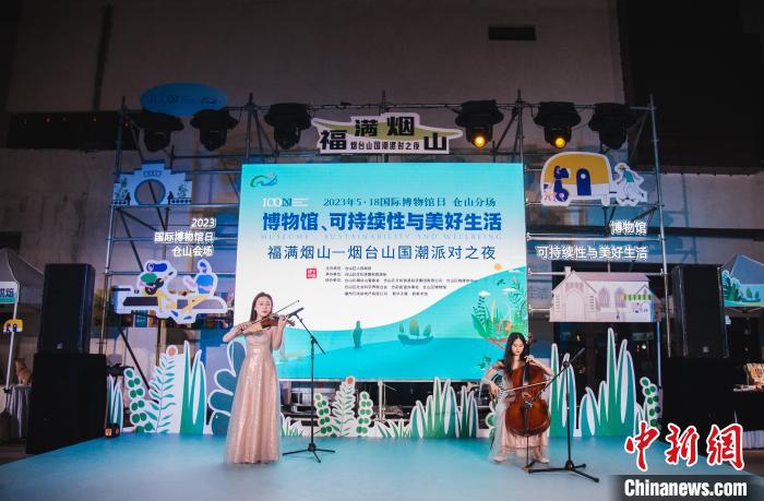 圖為弦樂隊表演?！￡悆x 攝