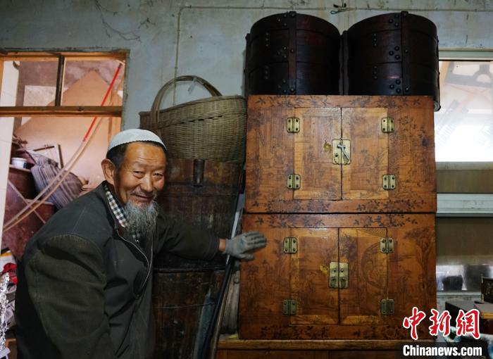 圖為收藏愛好者馬斌成介紹自己收藏的老門箱?！●R銘言 攝