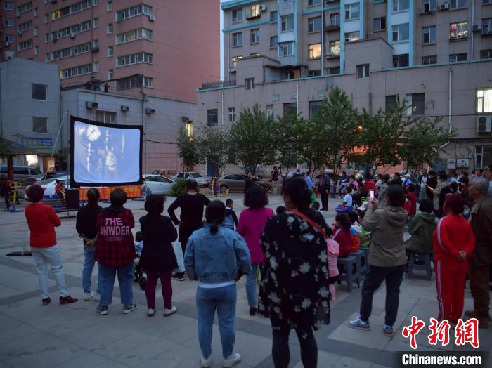 夜幕降臨，市民正在觀影。　劉棟 攝