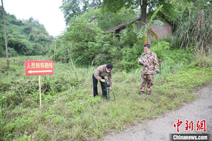 圖為宜州區(qū)在洪水防御和防汛搶險(xiǎn)應(yīng)急演練過程中，通過手搖式報(bào)警器預(yù)警方式，提醒民眾轉(zhuǎn)移?！±钌骄?攝