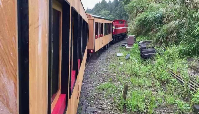 阿里山鐵路火車試運(yùn)營(yíng)出軌