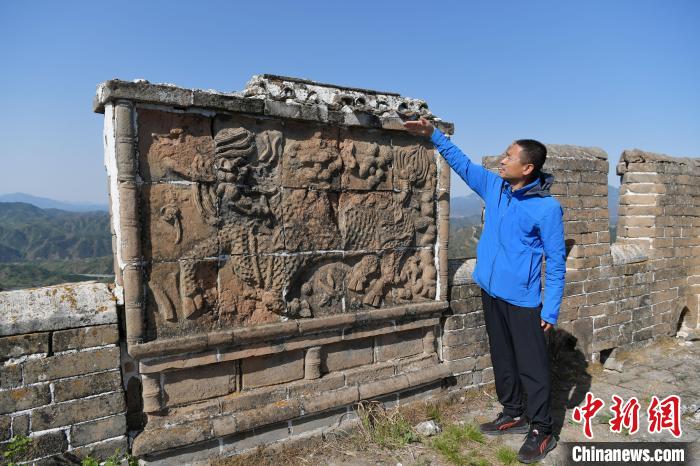 “長城老郭”展示金山嶺長城的麒麟影壁?！〉杂鸺?攝