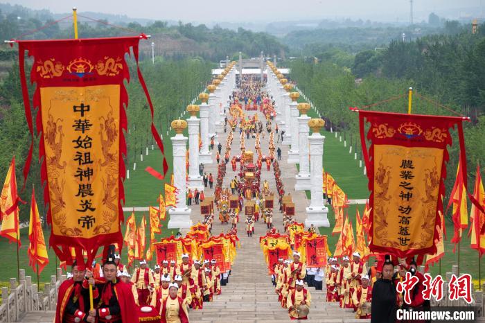 “問祖炎帝 尋根高平”癸卯年海峽兩岸同胞神農(nóng)炎帝故里民間拜祖典禮在山西高平炎帝陵舉行?！」鶉鴤?攝