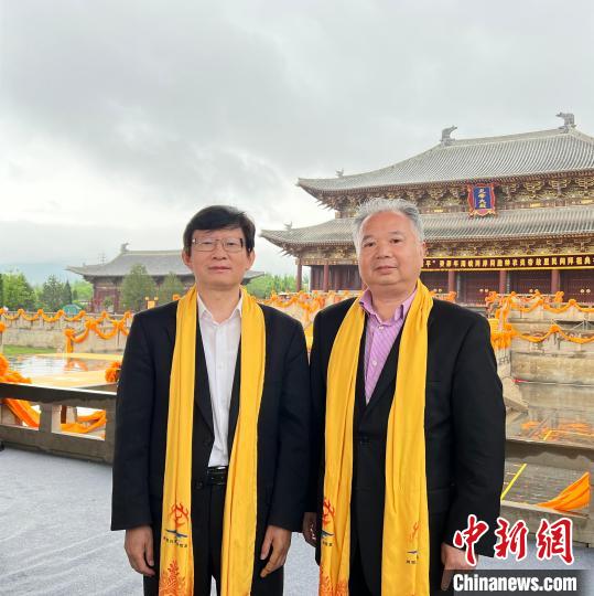 樂(lè)桃文(左)和萬(wàn)樂(lè)在高平“炎帝陵”參訪?！罱苡?攝