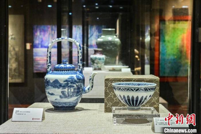 “明永樂青花花卉菊瓣雞心盞”。　陳靜 攝