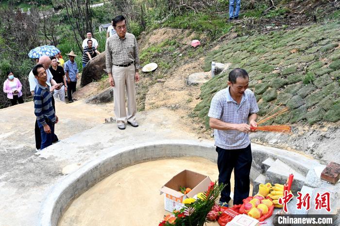 張榮恭(中)在詔安縣秀篆鎮(zhèn)北坑村張氏祖墓前祭拜先祖。　張金川 攝