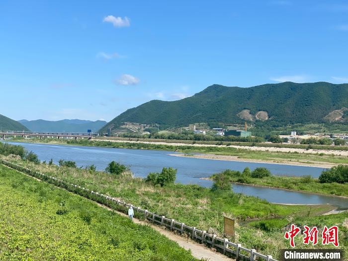 2日，圖們市噶呀河畔的晴空美景?！∽T偉旗 攝