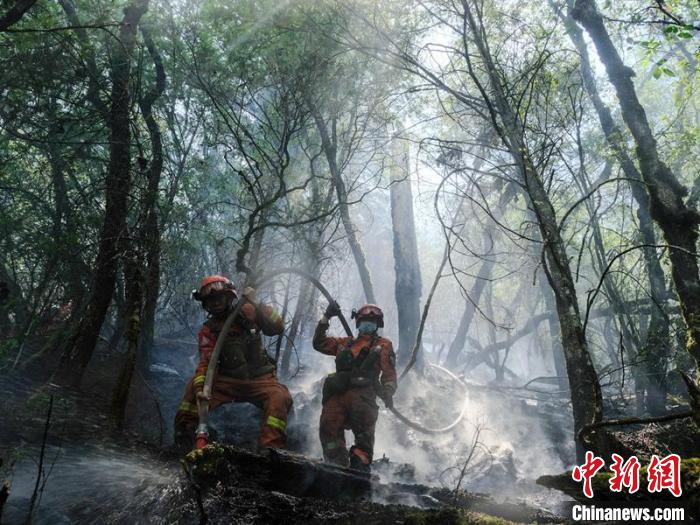 森林消防員正在木里火場清理地下火。　程雪力 攝