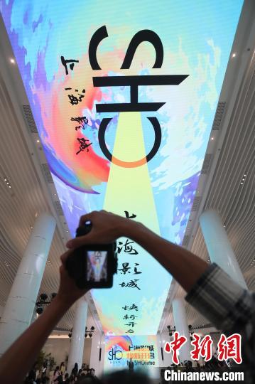 影城大堂因一塊巨型LED天幕獲“0號廳”之名?！埡鄠?攝