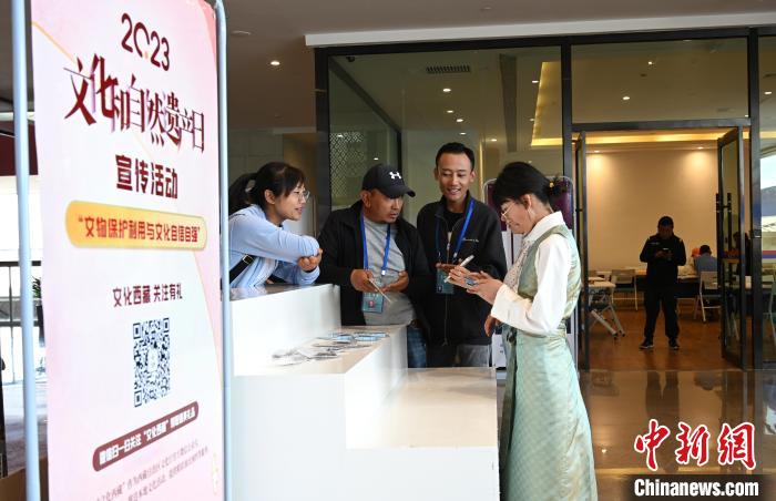 圖為在西藏博物館，工作人員向市民介紹宣傳了解西藏文化的線上平臺?！≮w朗 攝