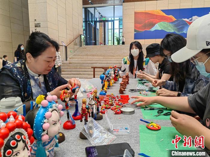 逛展聽講動動手，非遺館里開啟沉浸式體驗之旅