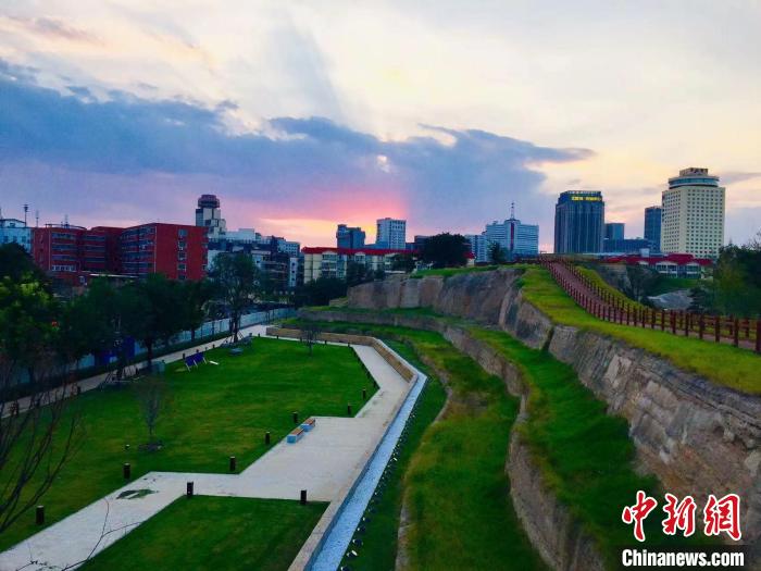 圖為鄭州商城國家考古遺址公園的城墻遺址?！『幽鲜∥奈锞止﹫D