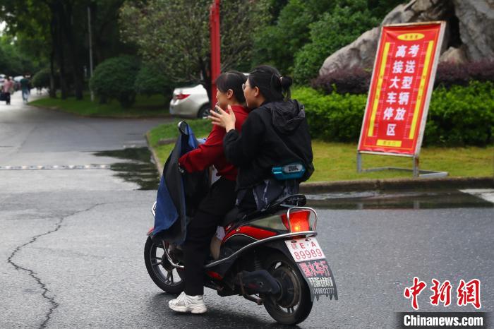 蔣張子怡和往常一樣坐上母親每日接送她的電動車回家?！⒄祭?攝