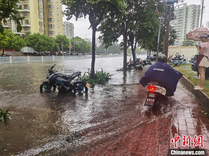 6月8日，北海市街道被積水淹沒(méi)。　翟李強(qiáng) 攝