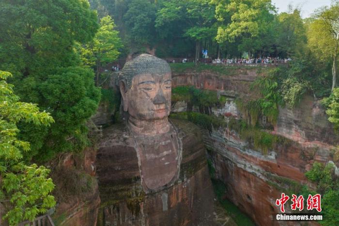 遠眺樂山大佛，旁邊佛頭觀景平臺擠滿了游客。劉忠俊 攝