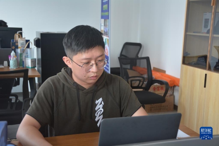 6月12日，臺(tái)青呂俊岳在工作中。新華社記者 顏之宏 攝