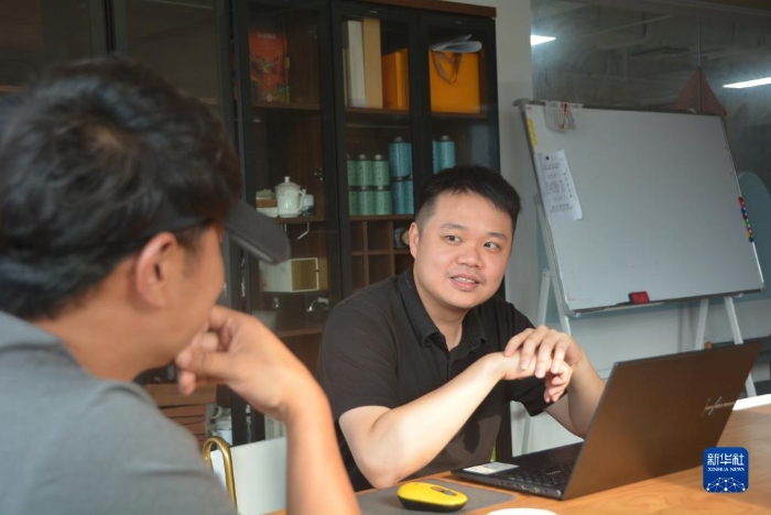 6月12日，臺(tái)青張培軒與合作伙伴交流。新華社記者 顏之宏 攝