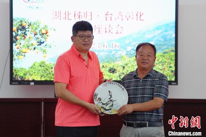 兩岸屈氏后裔互贈禮物。　董曉斌 攝