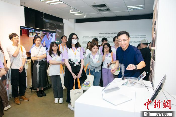 香港大學生在上海視覺藝術(shù)學院參觀畢業(yè)作品展?！↑S金 攝