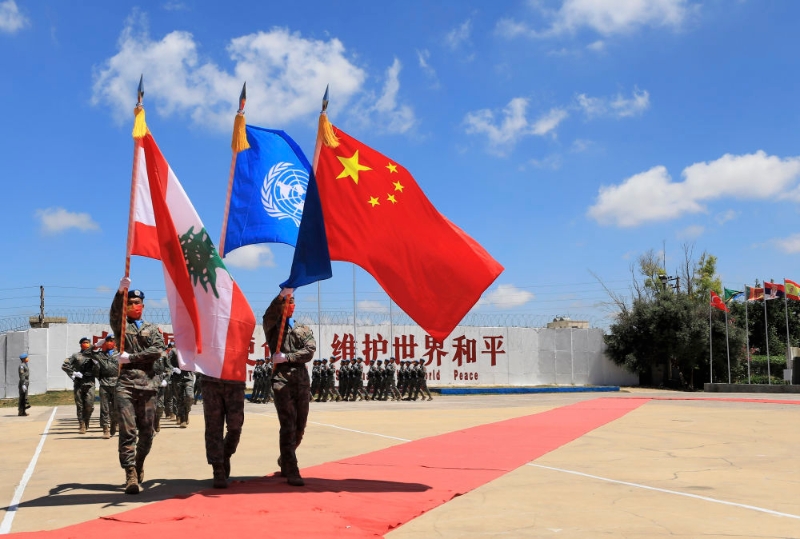 2022年7月1日，在黎巴嫩南部辛尼亞村的中國維和部隊(duì)營區(qū)，中國維和部隊(duì)官兵在受勛后通過觀禮臺(tái)。（圖源：新華網(wǎng)）