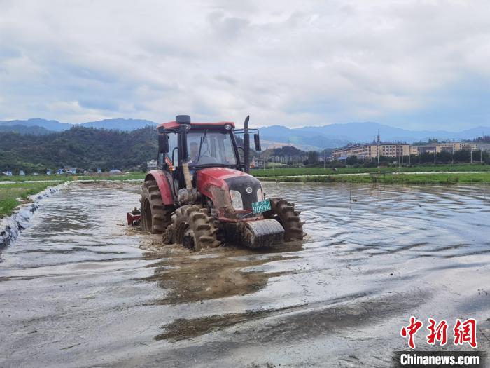 貴州“村超”：一邊是生活，一邊是熱愛