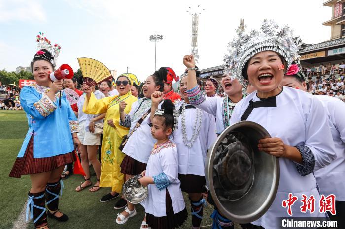 圖為貴州“村超”比賽現(xiàn)場，村民加油助威?！■暮陚?攝