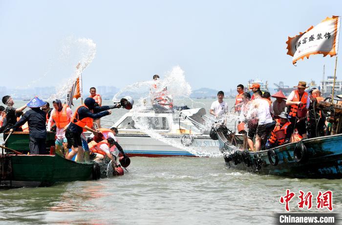 兩岸民眾海上潑水、海上捉鴨慶端午