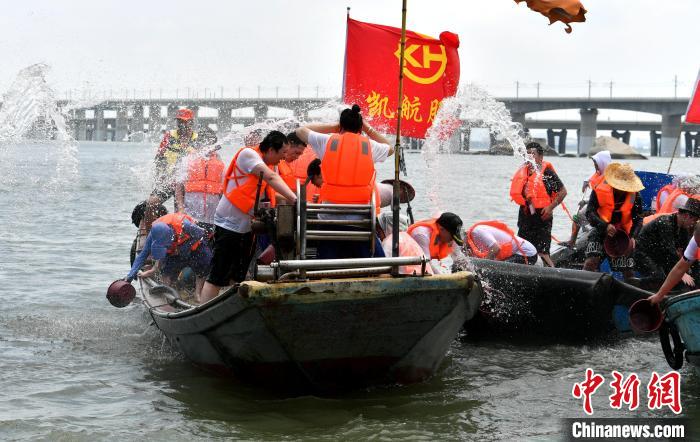 圖為兩岸民眾海上潑水慶端午。　呂明 攝