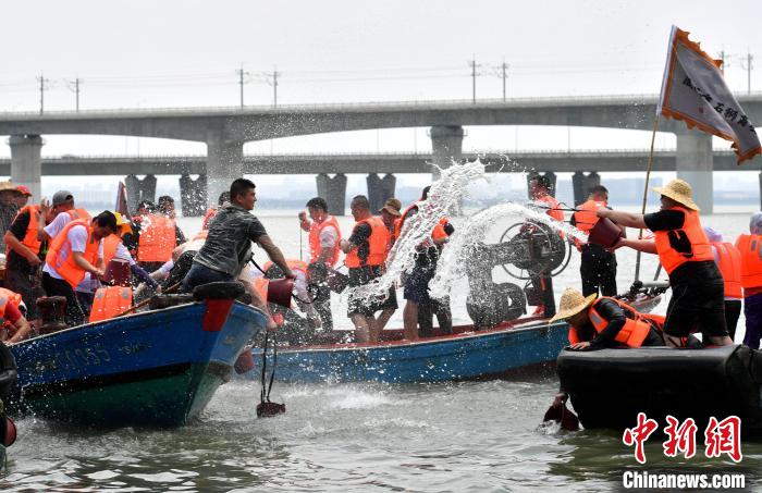 圖為兩岸民眾海上潑水慶端午。　呂明 攝