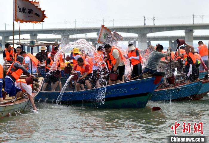 圖為兩岸民眾海上潑水慶端午?！蚊?攝