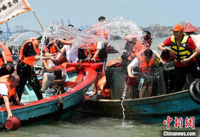 圖為兩岸民眾海上潑水慶端午?！蚊?攝