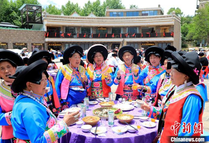 羌族同胞舉杯共慶瓦爾俄足節(jié)?！∶h融媒體中心供圖