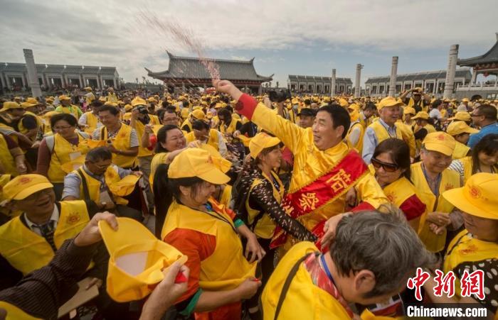 每年的世界客屬石壁祖地祭祖大典吸引著眾多海內(nèi)外客屬前來(lái)參加?！∪魇形麄鞑抗﹫D