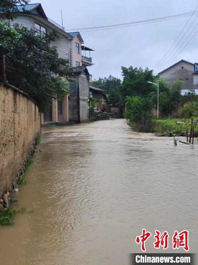 武夷山市洋莊鄉(xiāng)東村洪水漫過路面。