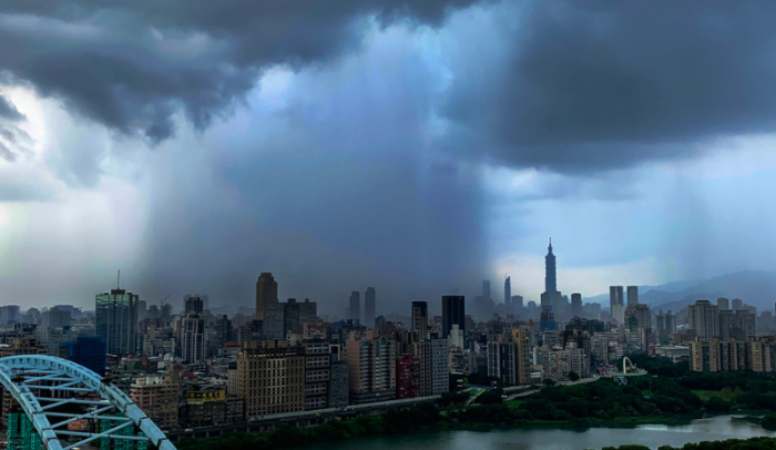 臺北市午后開始下起大雨，天空中一度出現(xiàn)雨瀑