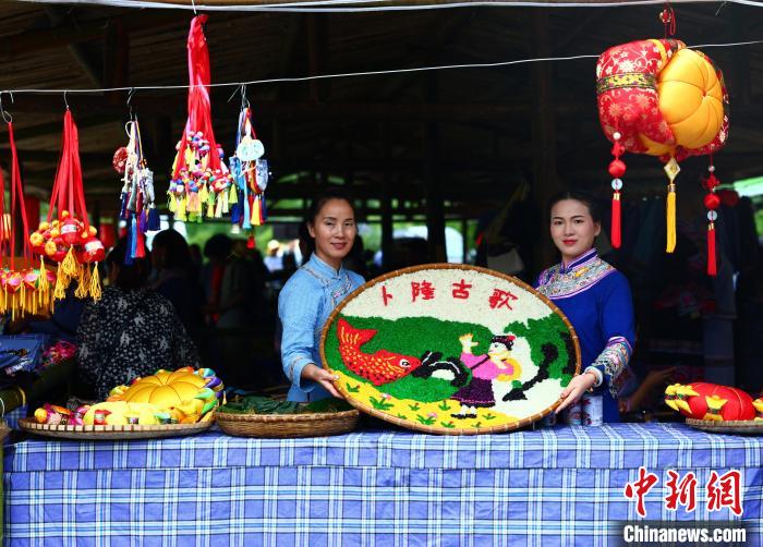 圖為歌圩節(jié)上精致漂亮的五色糯米飯?！畋厥?攝