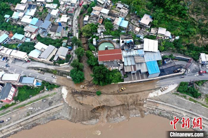 27日，四川汶川突發(fā)山洪泥石流災(zāi)害。圖為汶川縣威州鎮(zhèn)新橋溝泥石流災(zāi)害現(xiàn)場?！∥榕庞?攝