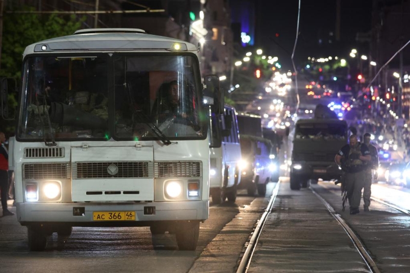 6月24日，在俄羅斯頓河畔羅斯托夫，“瓦格納”組織車隊(duì)駛過。（圖源：新華社）