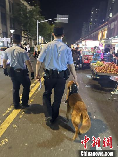 圖為民警帶毛毛走進大街小巷進行反詐宣傳?！【?供圖