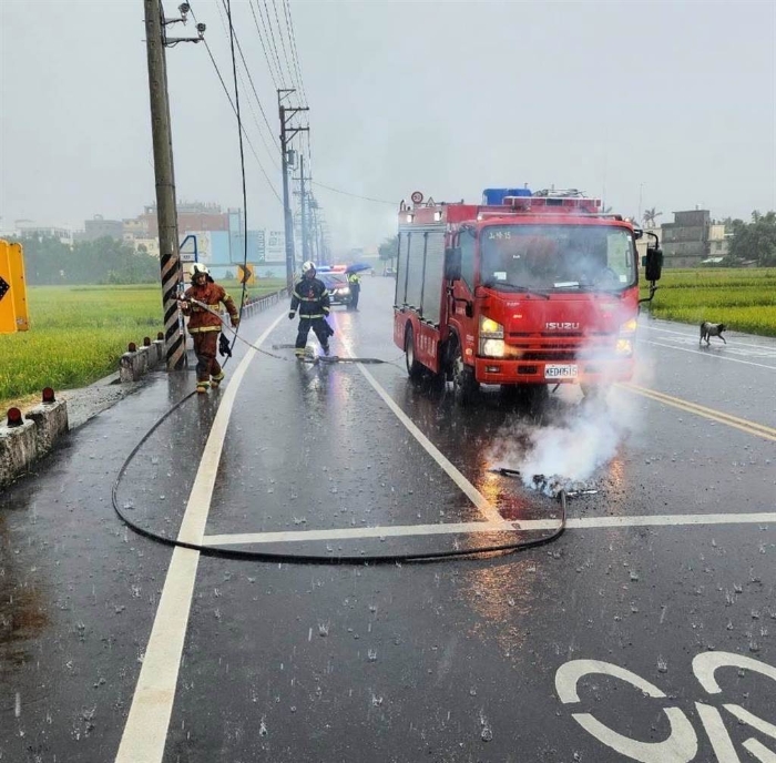 桃園平鎮(zhèn)一處電線2日下午遭雷擊，斷裂掉落路面起火