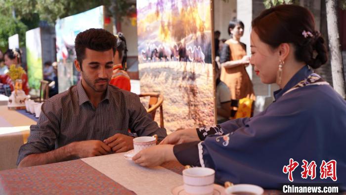 外國(guó)友人品嘗中國(guó)茶?！￡P(guān)帝廟博物館供圖