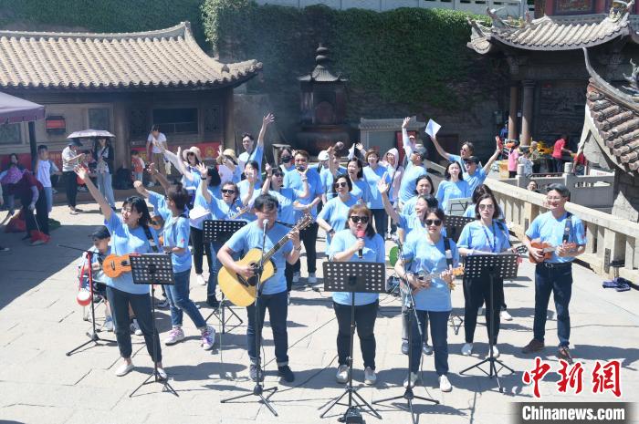 歌聲在湄洲媽祖祖廟天后宮前廣場響起?！?高亞成 攝