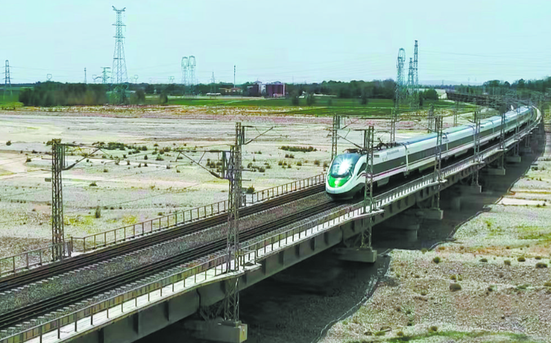 6月23日，青藏鐵路西寧至格爾木段提質工程動車組試驗列車上線運行。周悅翔 攝2