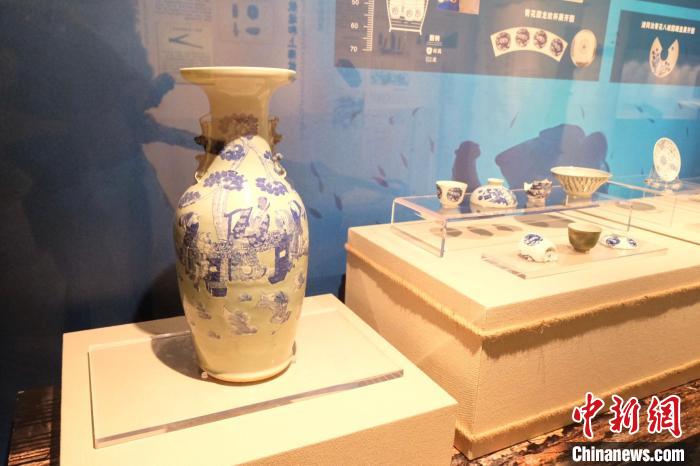 圖中最左為冬青地堆白青花松下高士圖雙耳瓶?！⊥躞?攝
