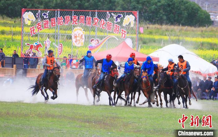 激烈的叼羊賽?！⊥锌诉d縣委宣傳部供圖