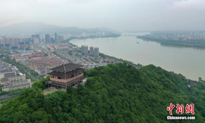 浙江富春江是元代畫家黃公望 《富春山居圖》的原創(chuàng)地，多年來富春江杭州富陽段一帶推進(jìn)生態(tài)建設(shè)和產(chǎn)業(yè)轉(zhuǎn)型，如今富春江畔呈現(xiàn)環(huán)境優(yōu)美、經(jīng)濟(jì)發(fā)展的“新畫卷”。（無人機(jī)照片） <a target='_blank' href='/'>中新社</a>記者 王剛 攝 　 　