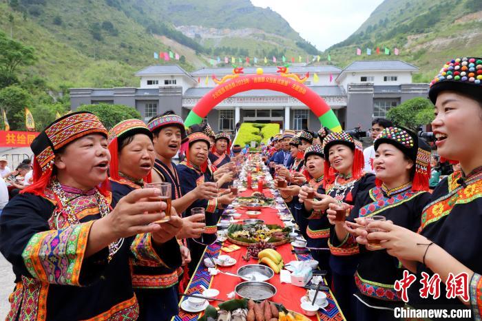 圖為民眾聚在一起吃“民族團結(jié)飯”?！↑S晗 攝