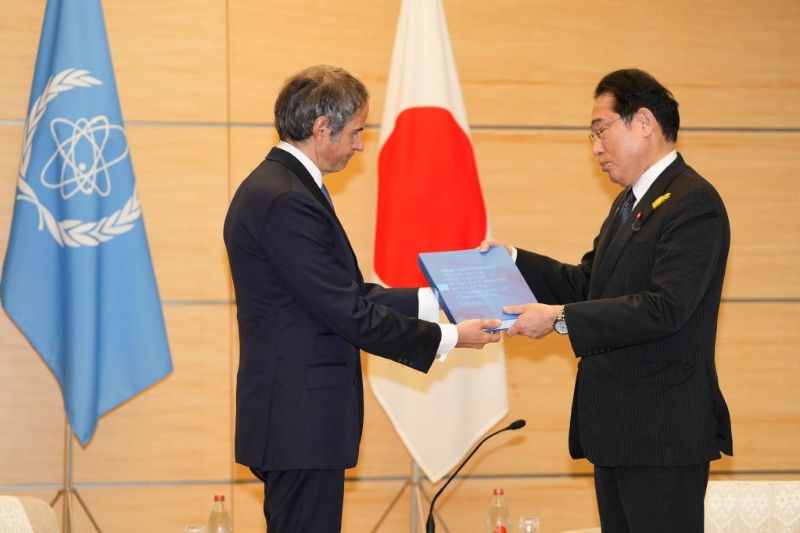 7月4日，在日本東京，國際原子能機構總干事格羅西（左）向日本首相岸田文雄提交針對日本福島核污染水的綜合評估報告。（圖源：新華社）