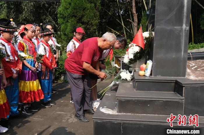 蔡永法在緬懷烈士 阜溪街道供圖